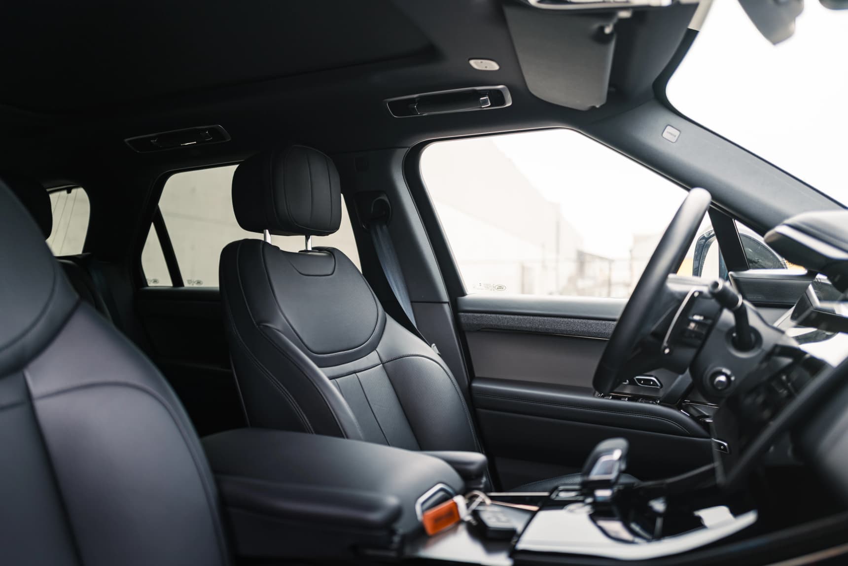 2025_Land_Rover_Range_Rover_P460_SE_Dynamic_Review_Wallpaper-HD