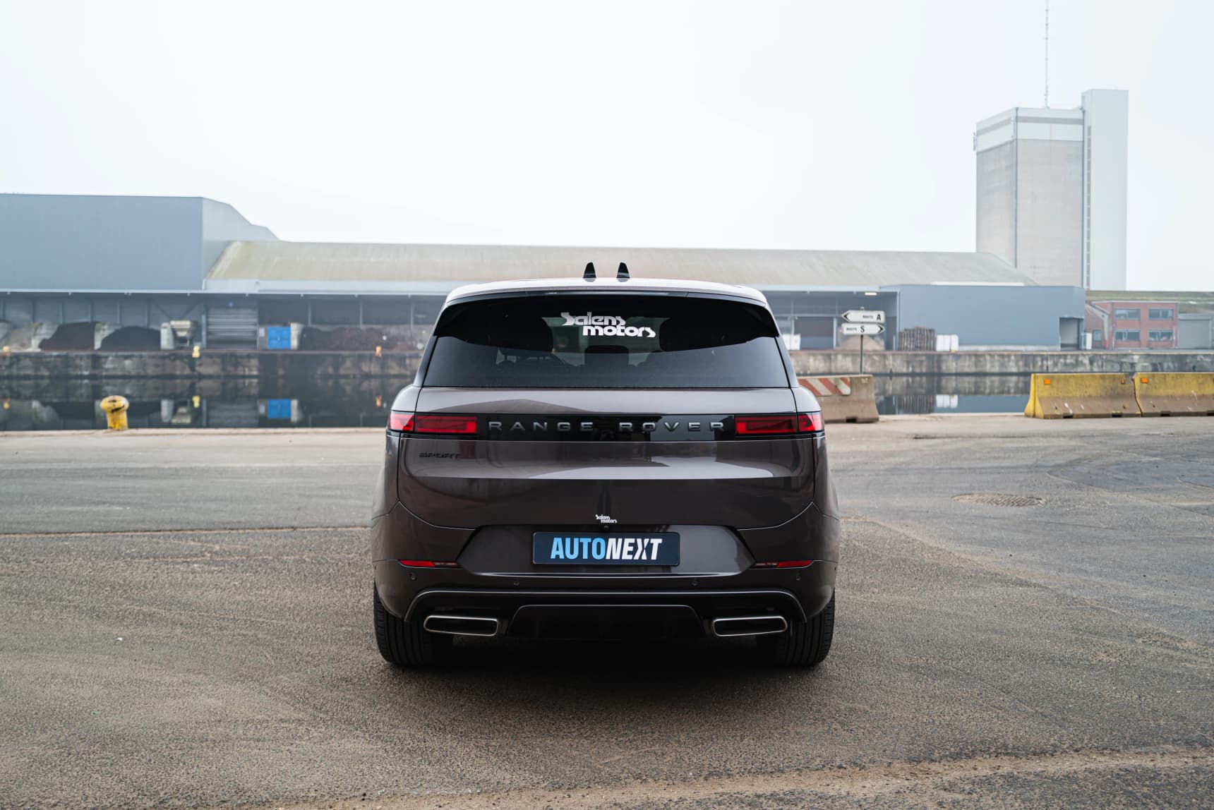 2025_Land_Rover_Range_Rover_P460_SE_Dynamic_Review_Wallpaper-HD