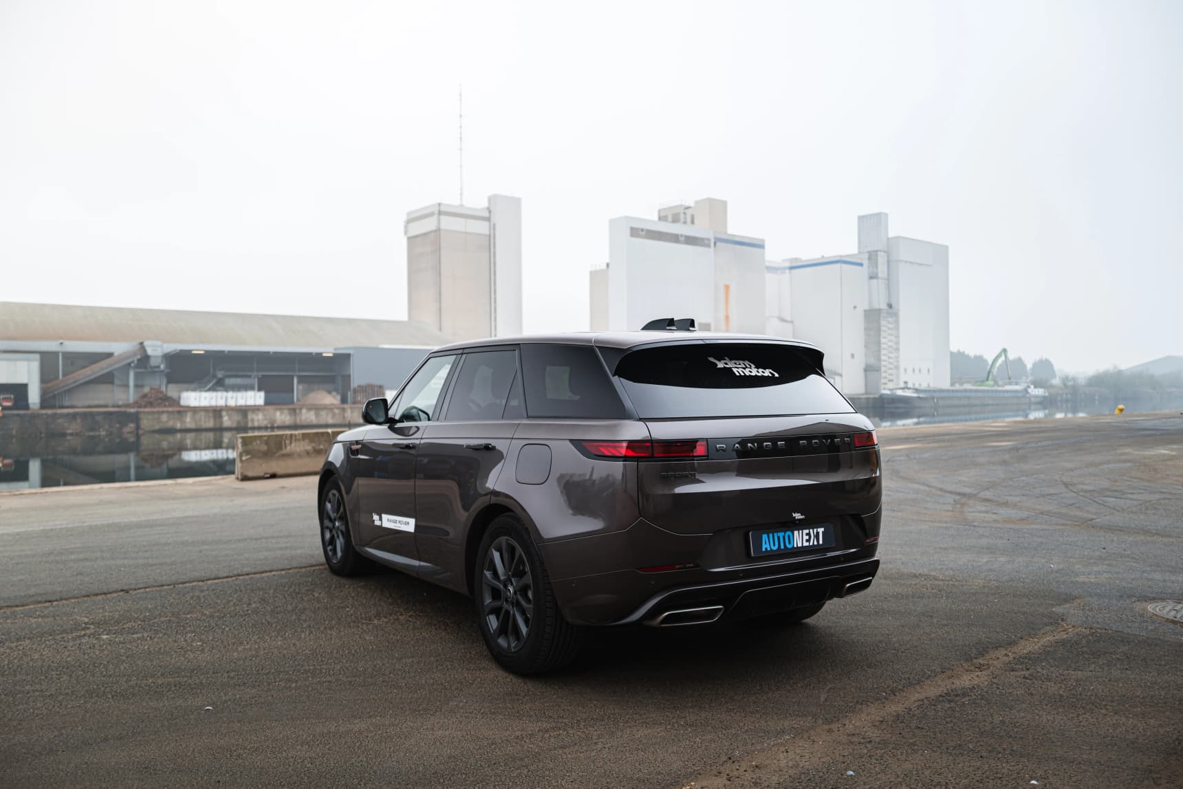 2025_Land_Rover_Range_Rover_P460_SE_Dynamic_Review_Wallpaper-HD