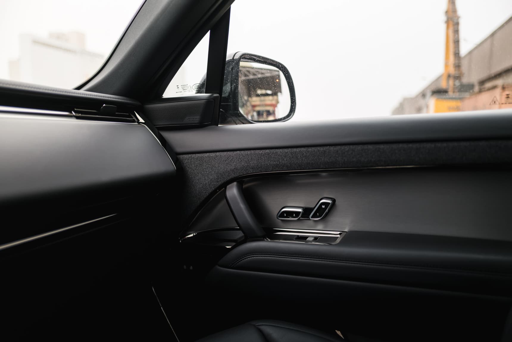 2025_Land_Rover_Range_Rover_P460_SE_Dynamic_Review_Wallpaper-HD