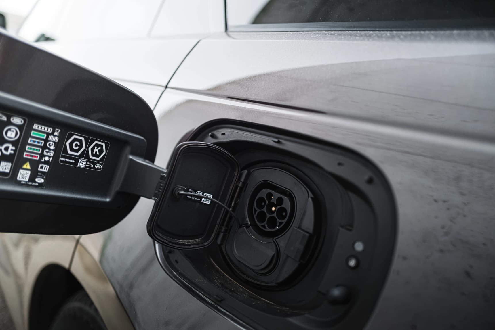 2025_Land_Rover_Range_Rover_P460_SE_Dynamic_Review_Wallpaper-HD