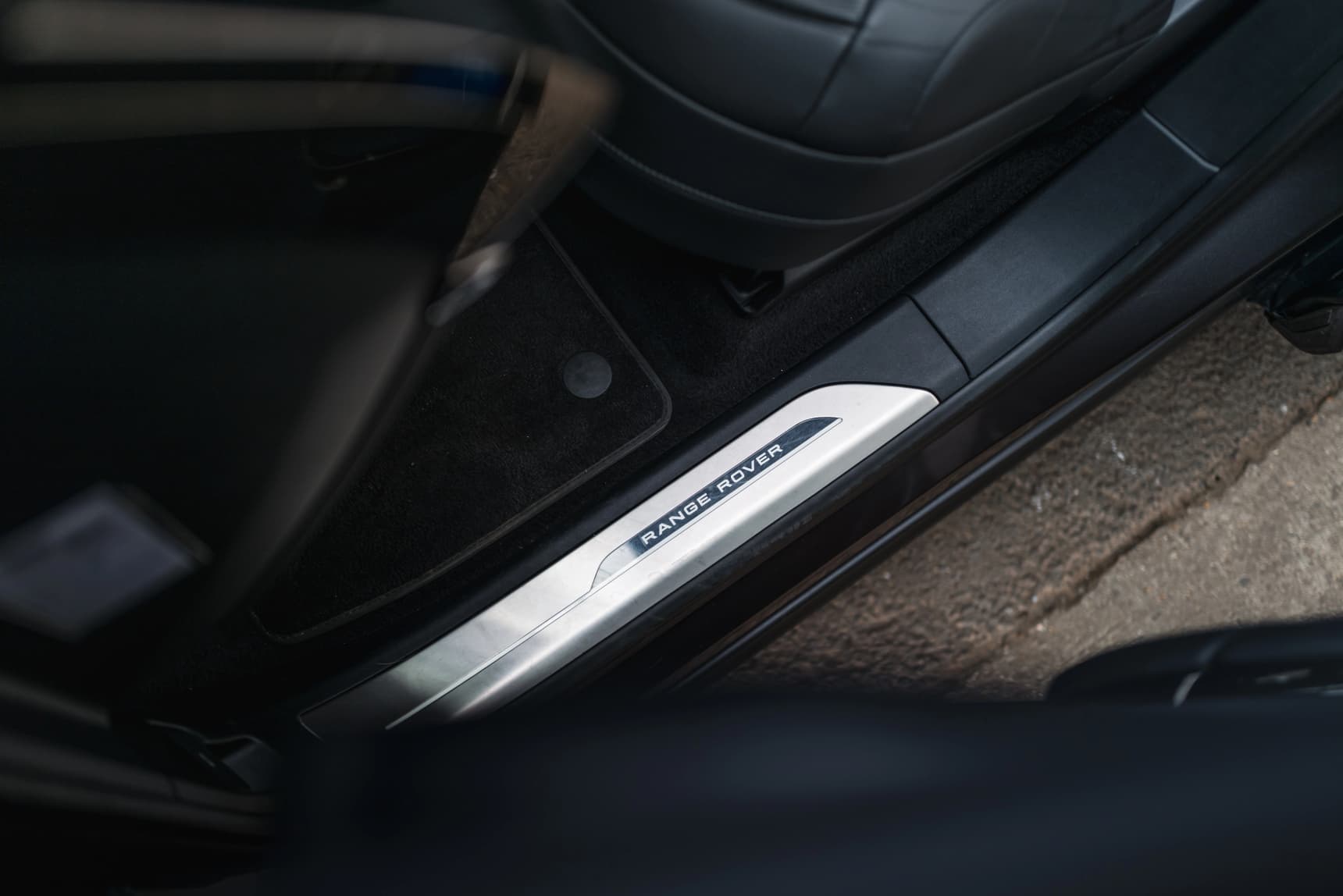 2025_Land_Rover_Range_Rover_P460_SE_Dynamic_Review_Wallpaper-HD