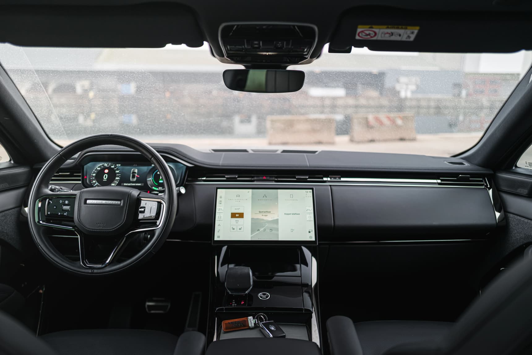 2025_Land_Rover_Range_Rover_P460_SE_Dynamic_Review_Wallpaper-HD