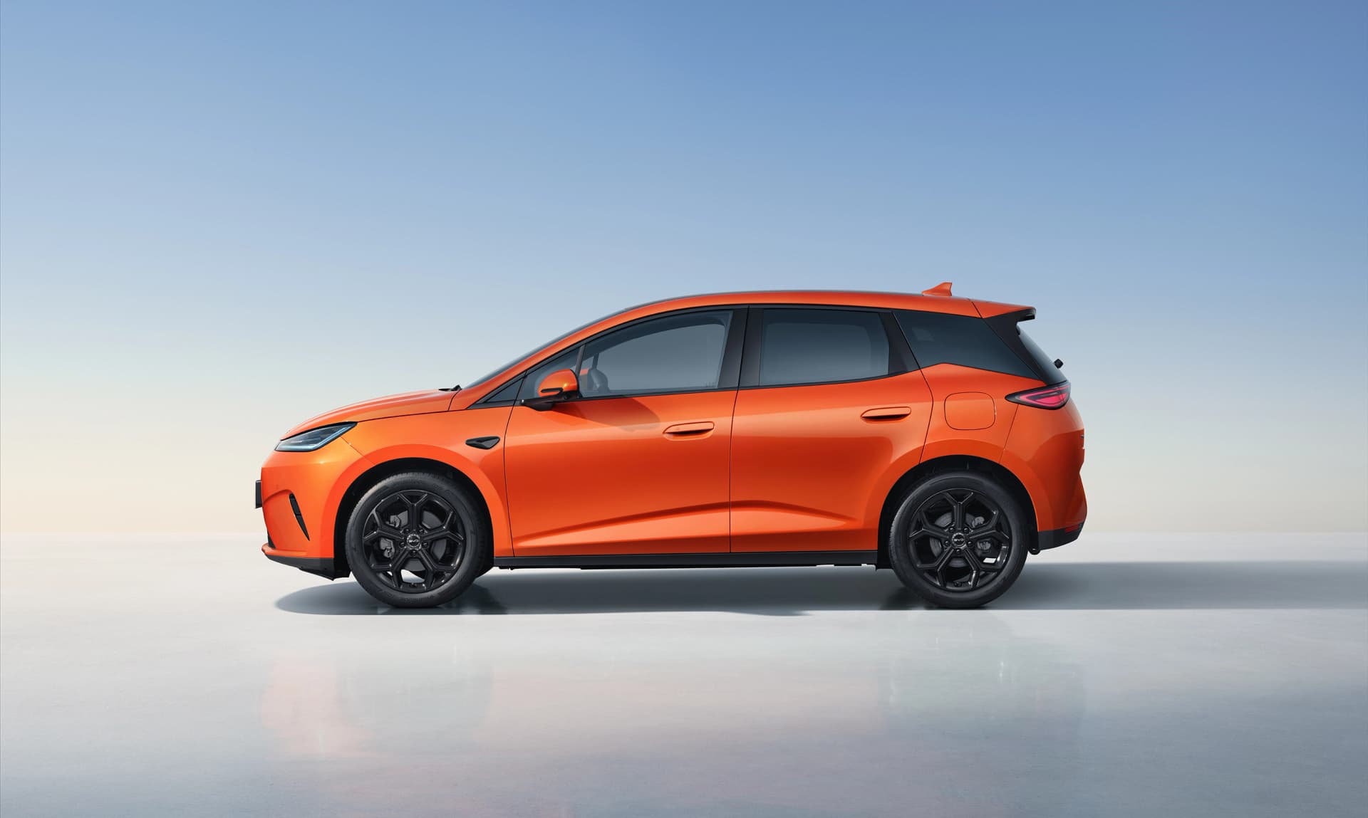 BYD Dolphin G DM-i brings 1,000 km plug-in hybrid range to Europe