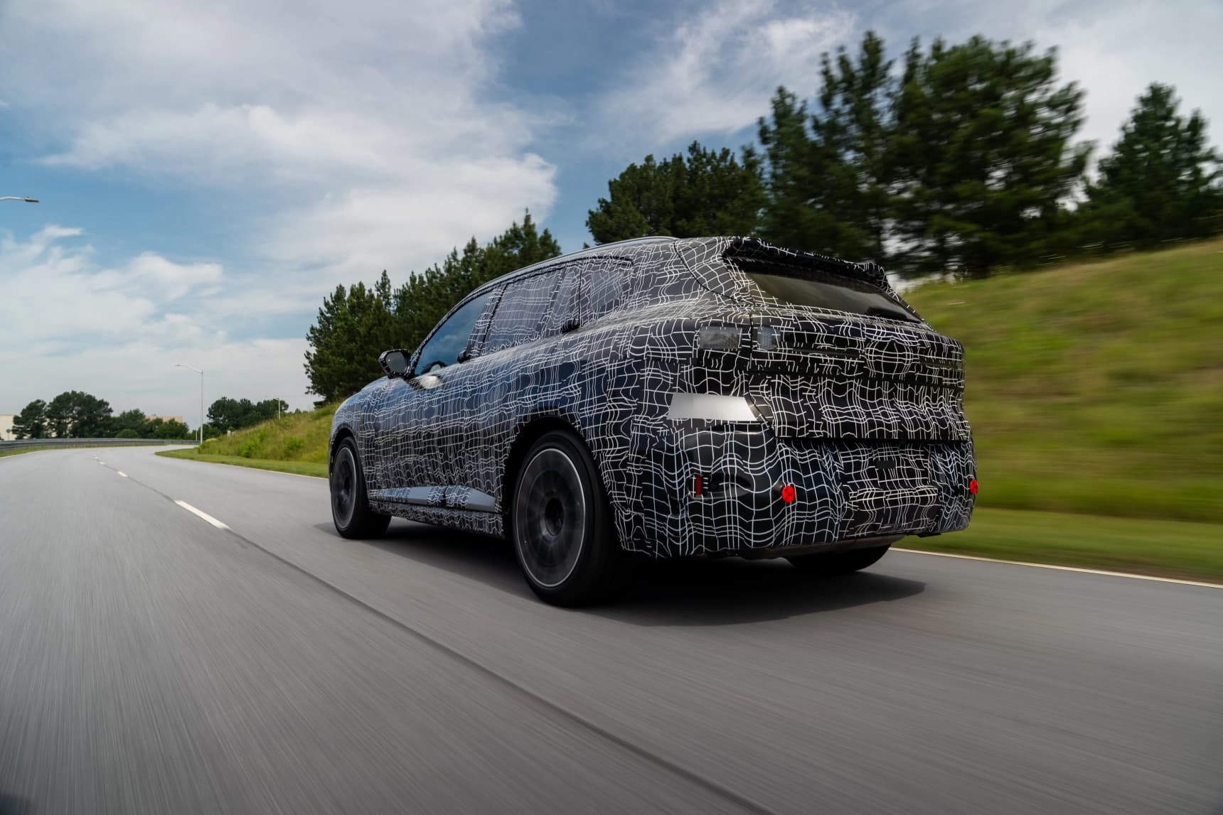 BMW iX5 gets a 141 kWh battery that leaves rivals standing