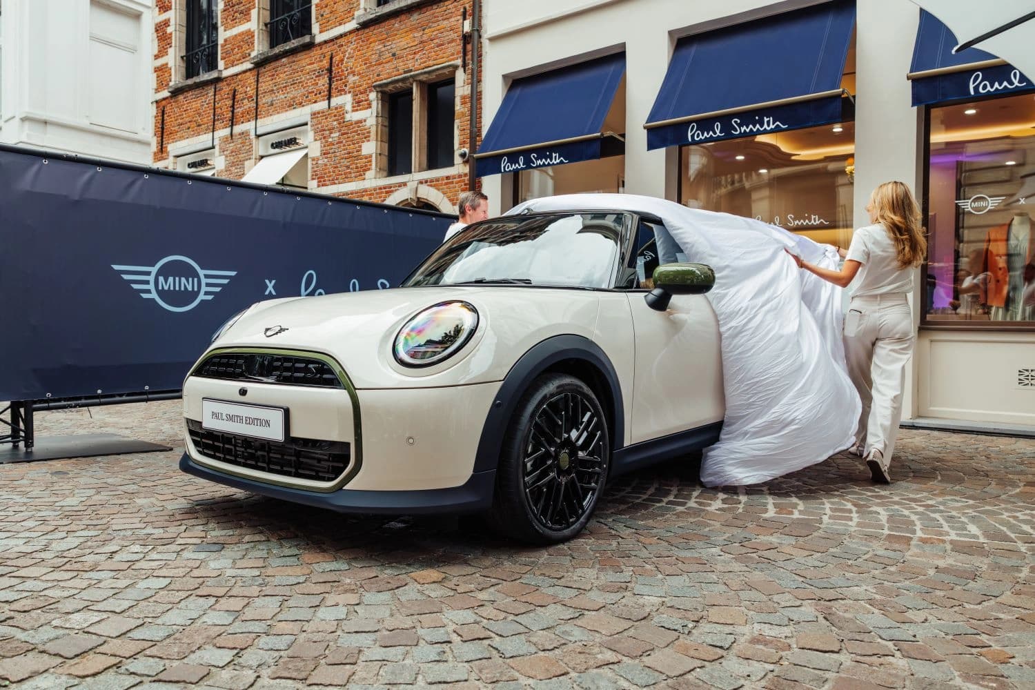 The MINI Paul Smith Cabrio arrives in Belgium, and it is pure summer fun