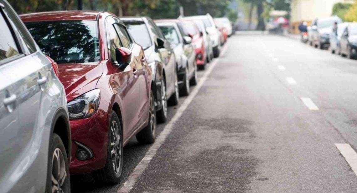 Moet je je wielen rechtzetten als je parkeert?