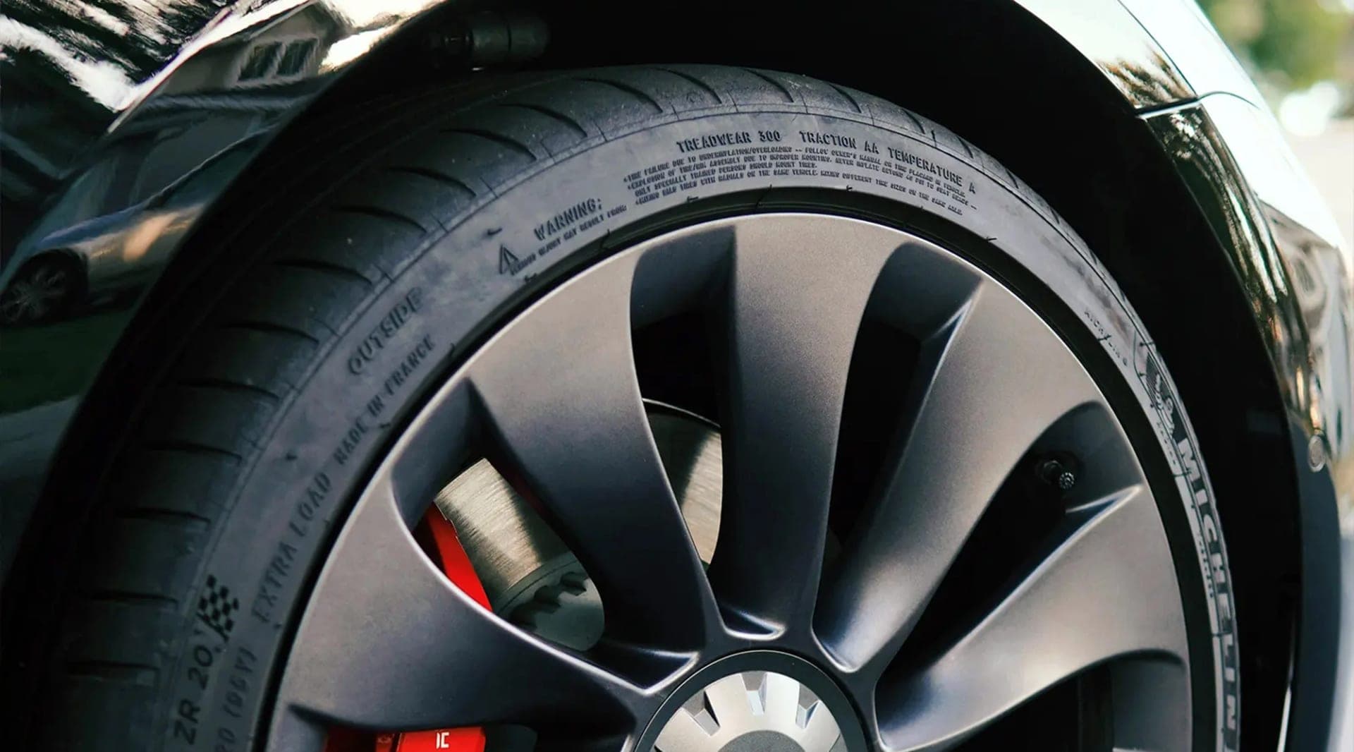 Slijten elektrische auto's echt sneller hun banden?