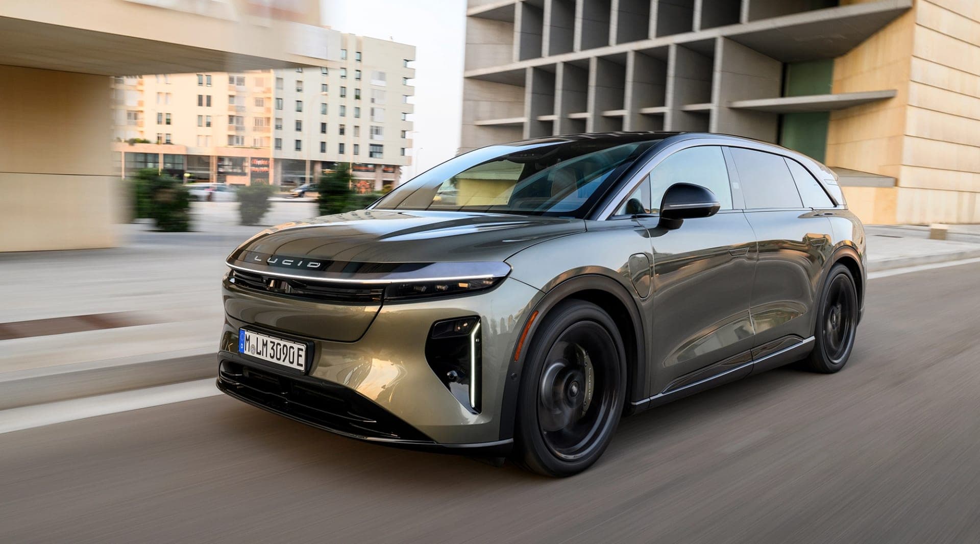 Lucid's electric SUV now goes up to 739 km on a charge, and its European range just got simpler