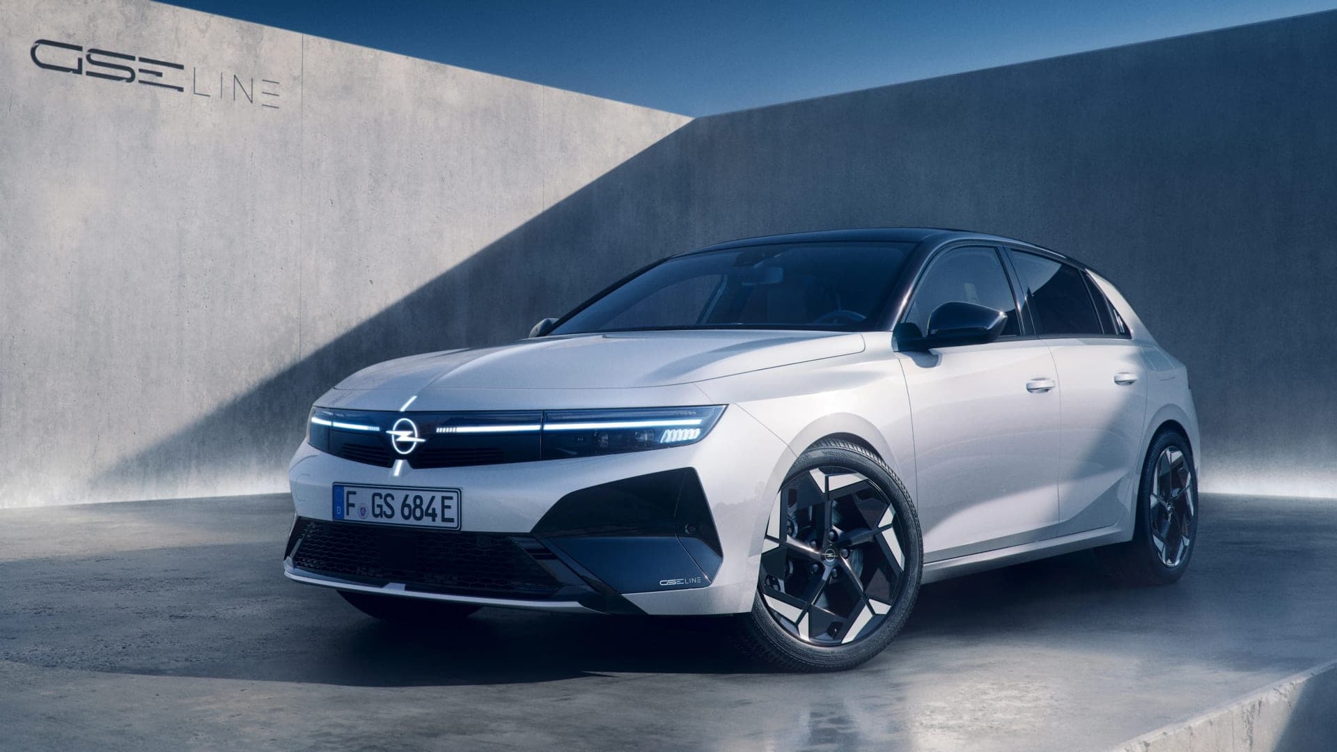 Opel confirms a 280 hp Astra for 2027, selling the look first