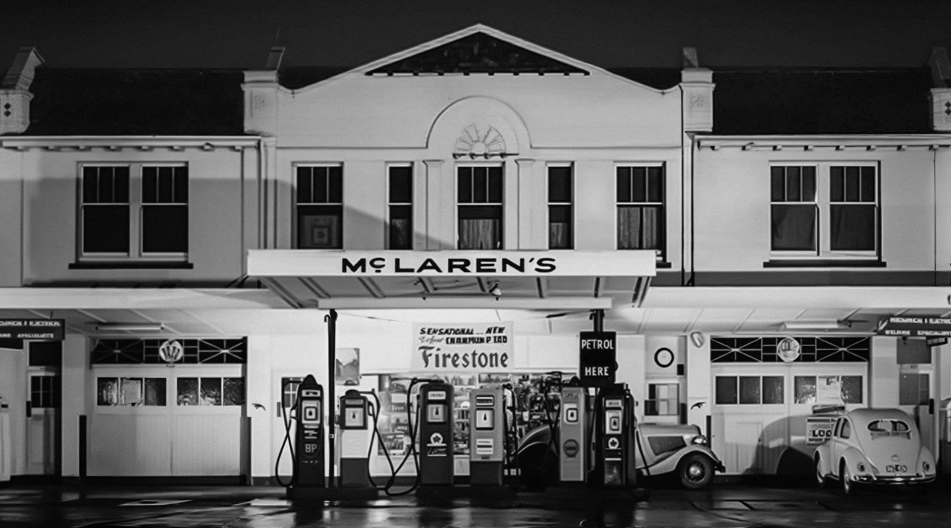 McLarens nieuwe logo is het bord boven het tankstation van Bruce' ouders