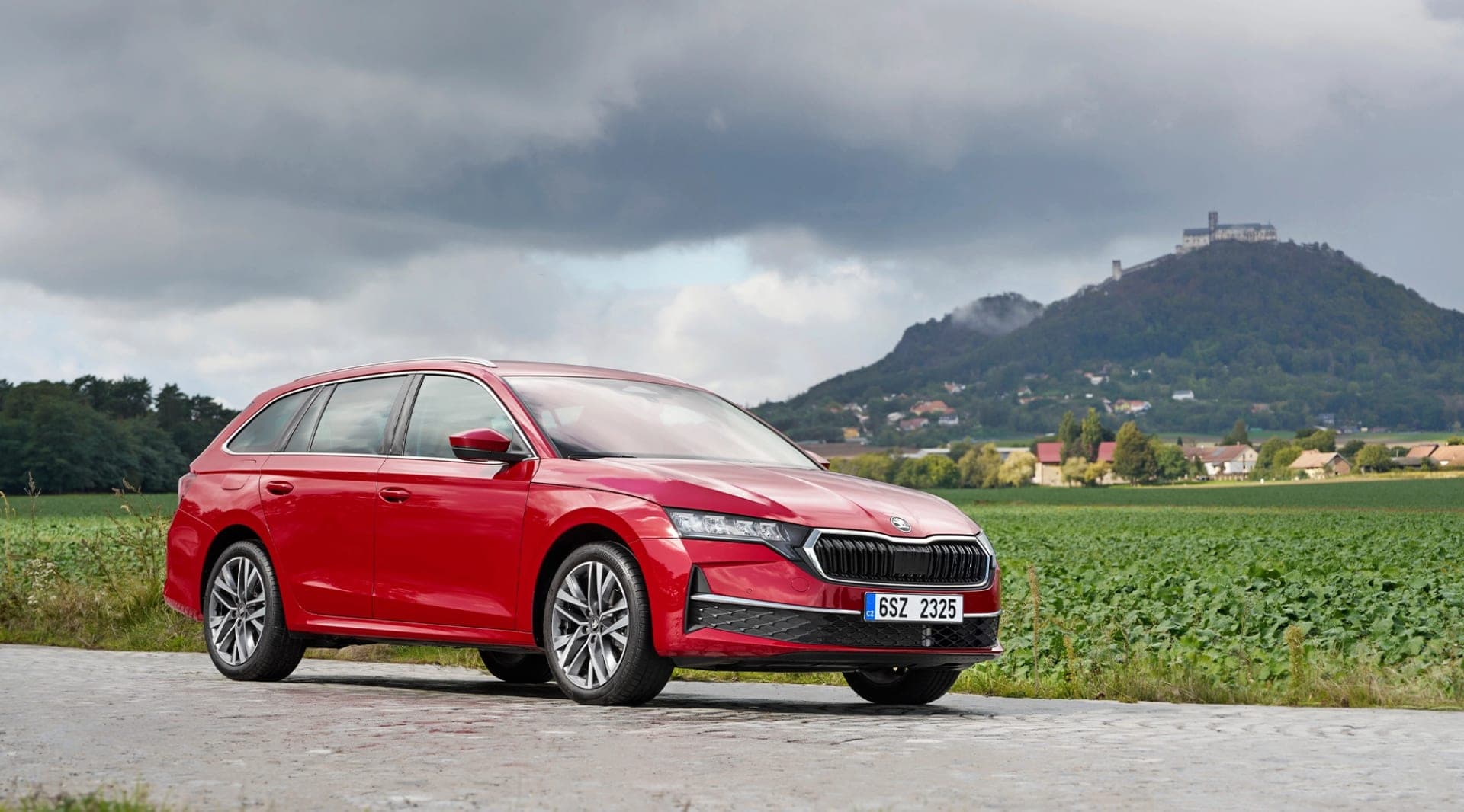 Škoda Octavia goes full hybrid, and the estate pays in boot space