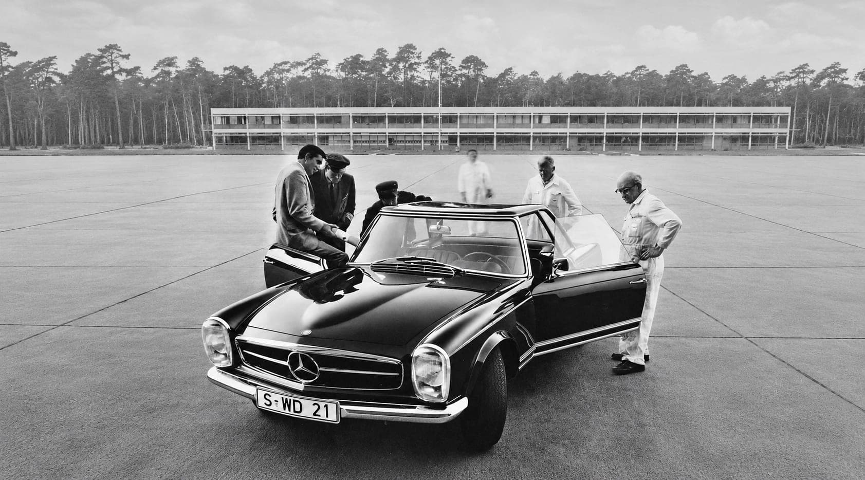 Mercedes Pagoda and BMW sharknose: one Frenchman drew both