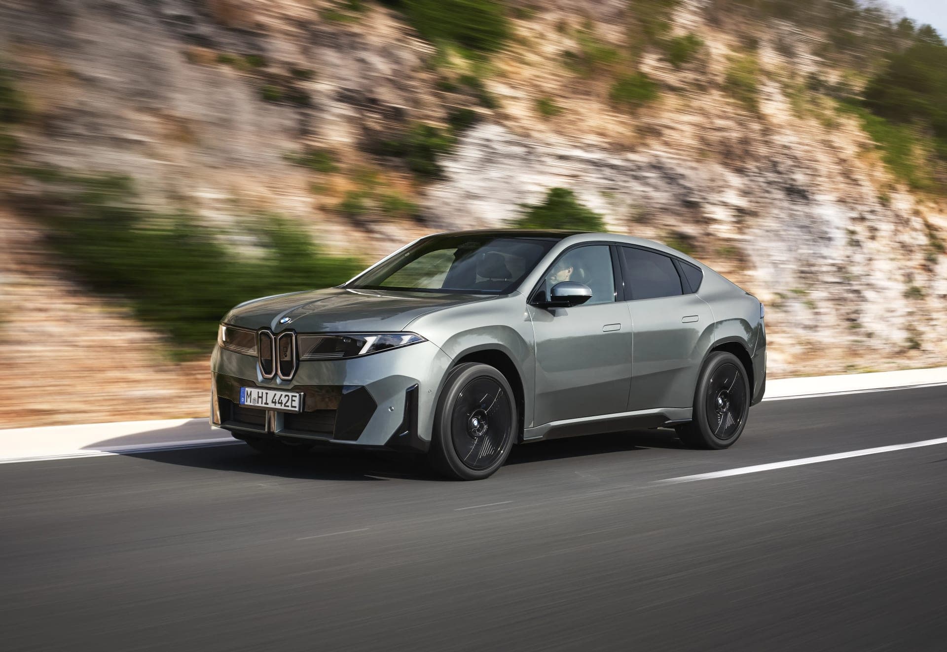 BMW iX4 costs €5,000 more than the iX3 yet goes further