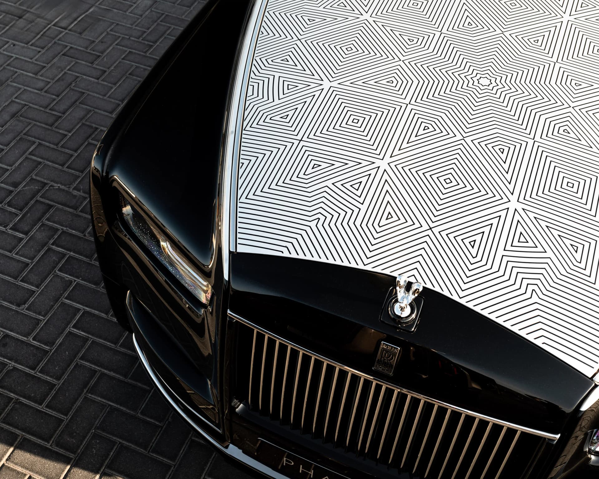 Rolls-Royce Phantom Extended Arabesque: Worlds first laser-engraved bonnet