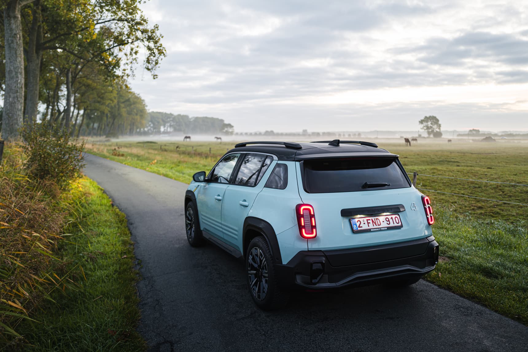 2025_Renault_4_E-Tech_Electric_RearEndView