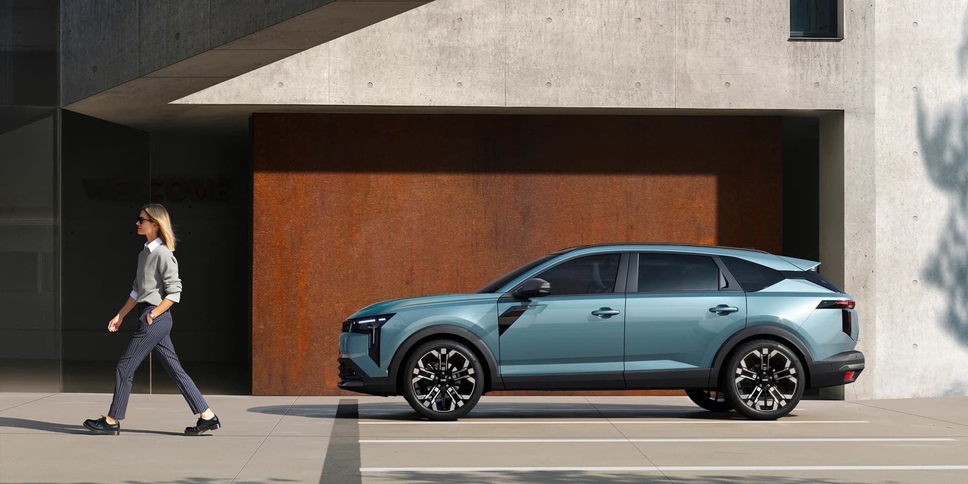 2026_futuREady_Dacia_Striker_Exterior_Wallpaper_Woman_HD