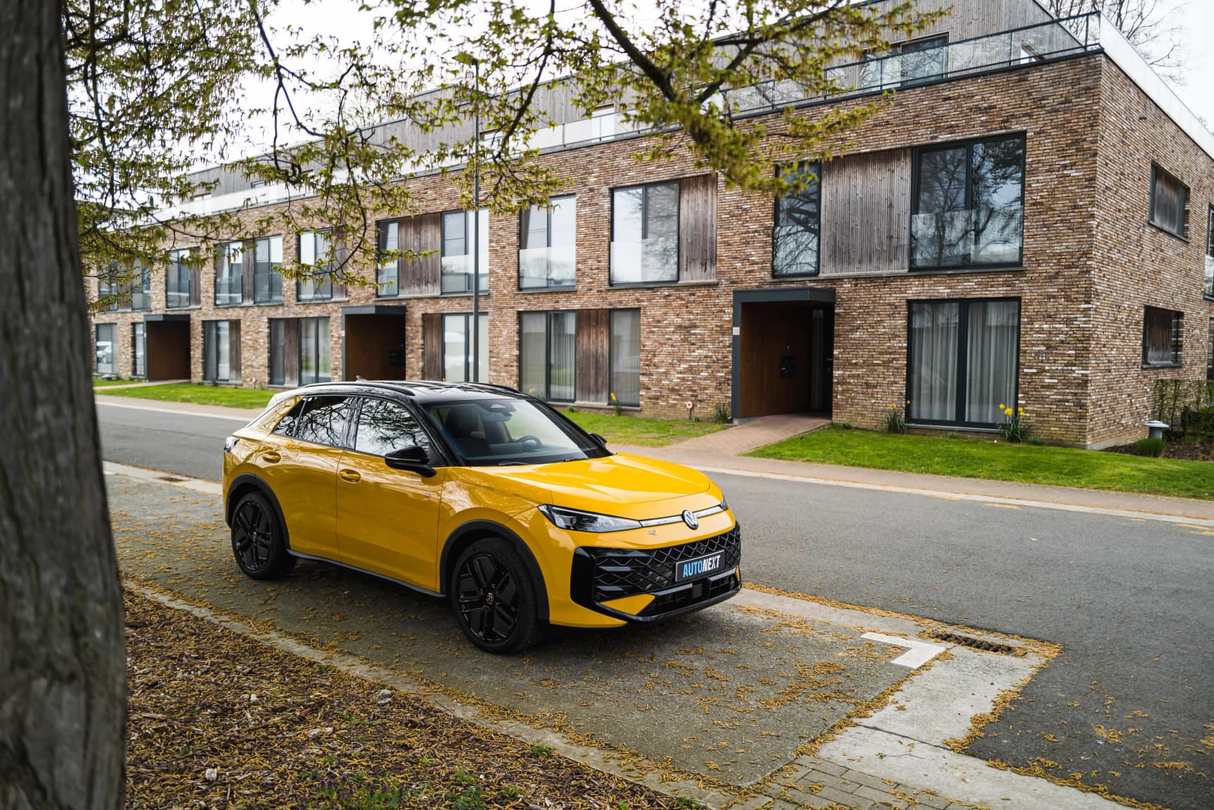 AutoNext_2026_Volkswagen_New_T-Roc_R-Line_Canary_Yellow_Black_In_Depth_Review