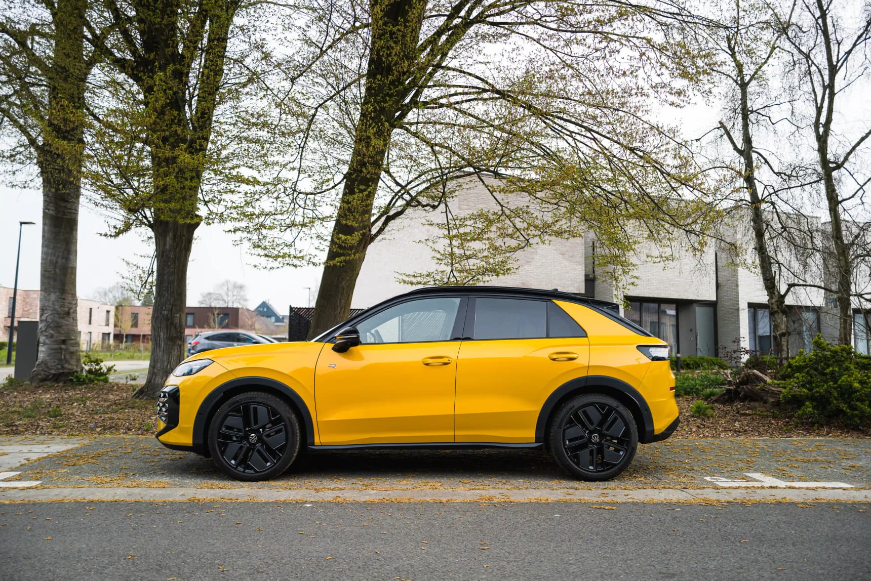AutoNext_2026_Volkswagen_New_T-Roc_R-Line_Canary_Yellow_Black_In_Depth_Review
