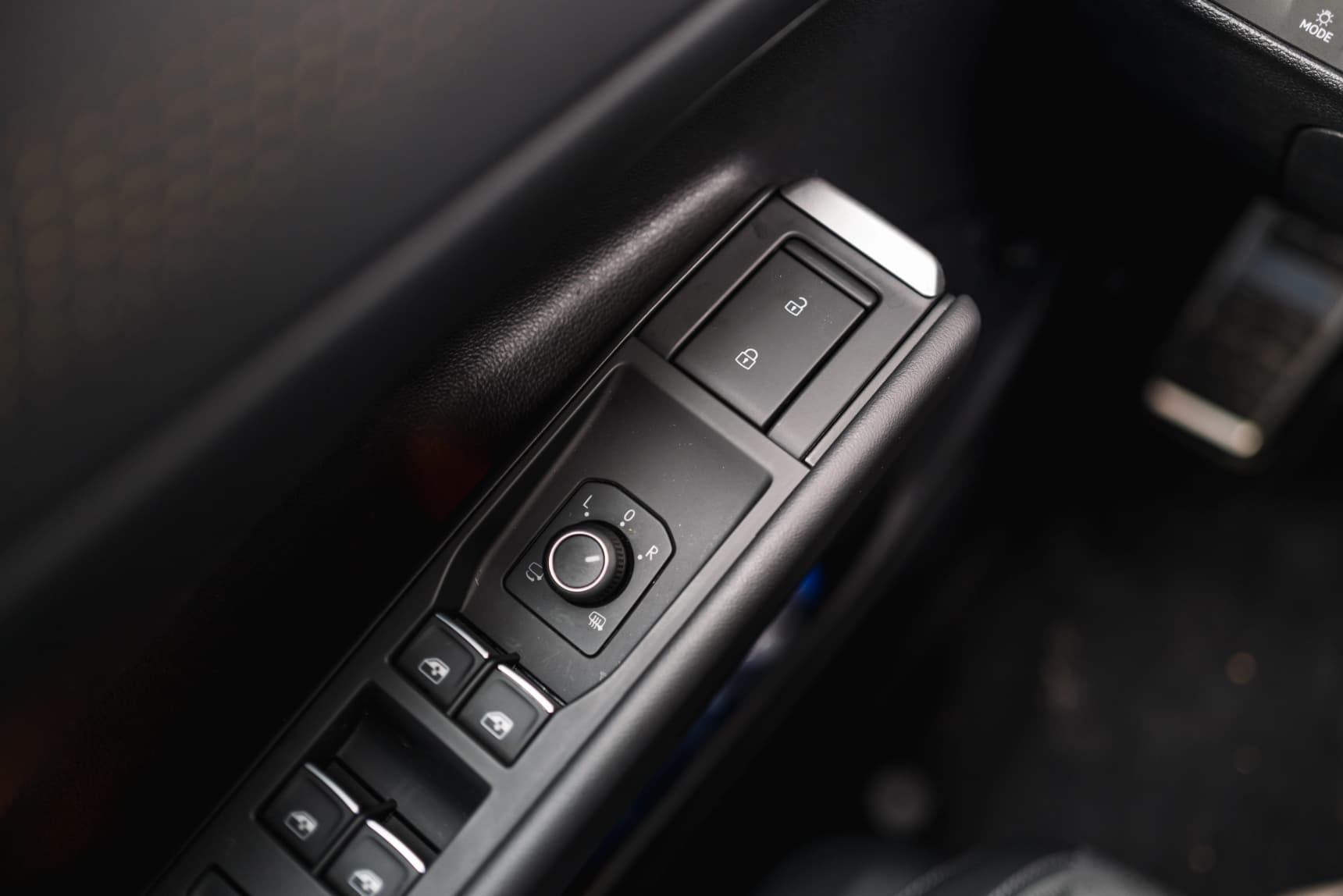 AutoNext_2026_Volkswagen_New_T-Roc_R-Line_Canary_Yellow_Black_In_Depth_Review