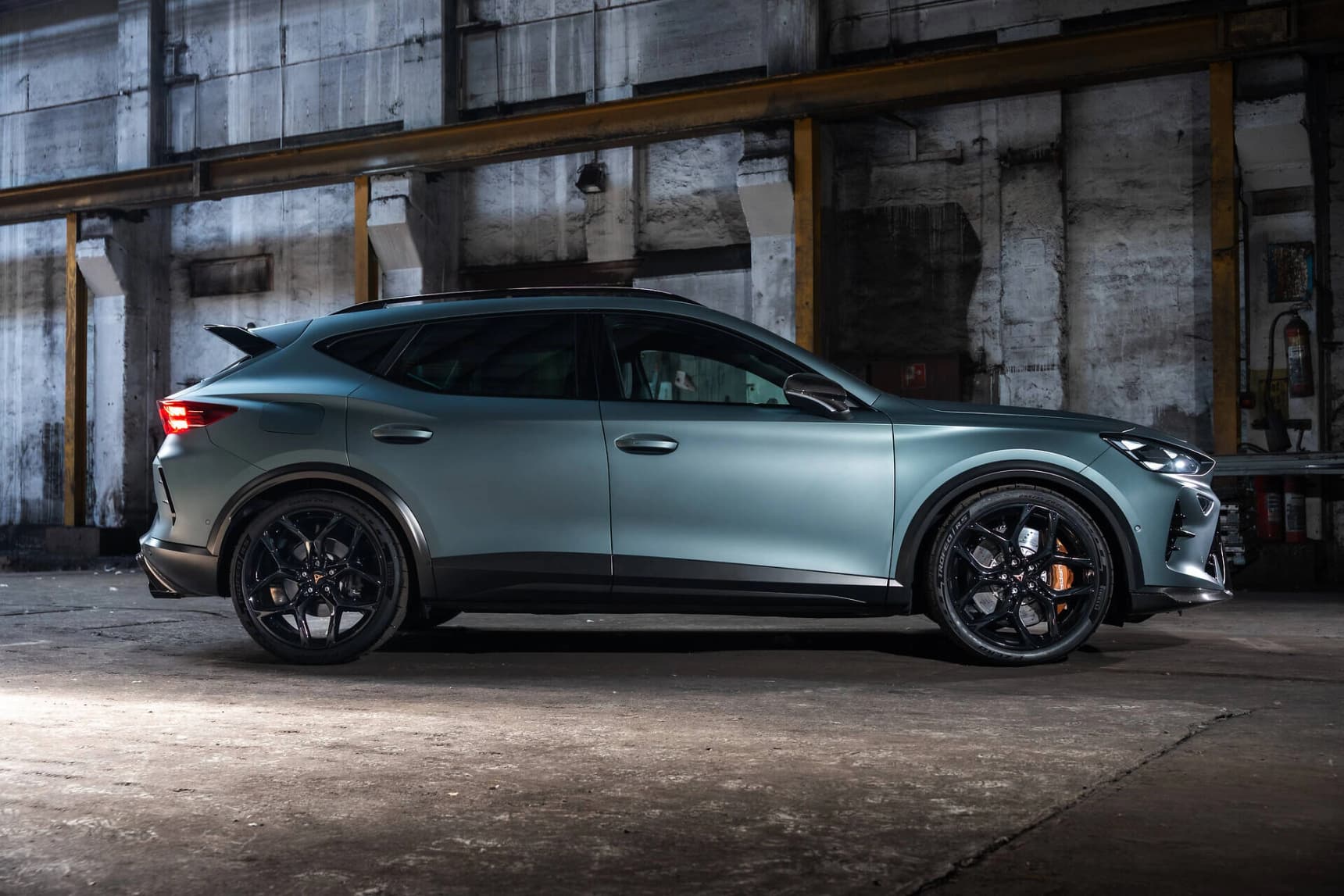 A 635 PS five-cylinder crossover that makes no sense, in the best way