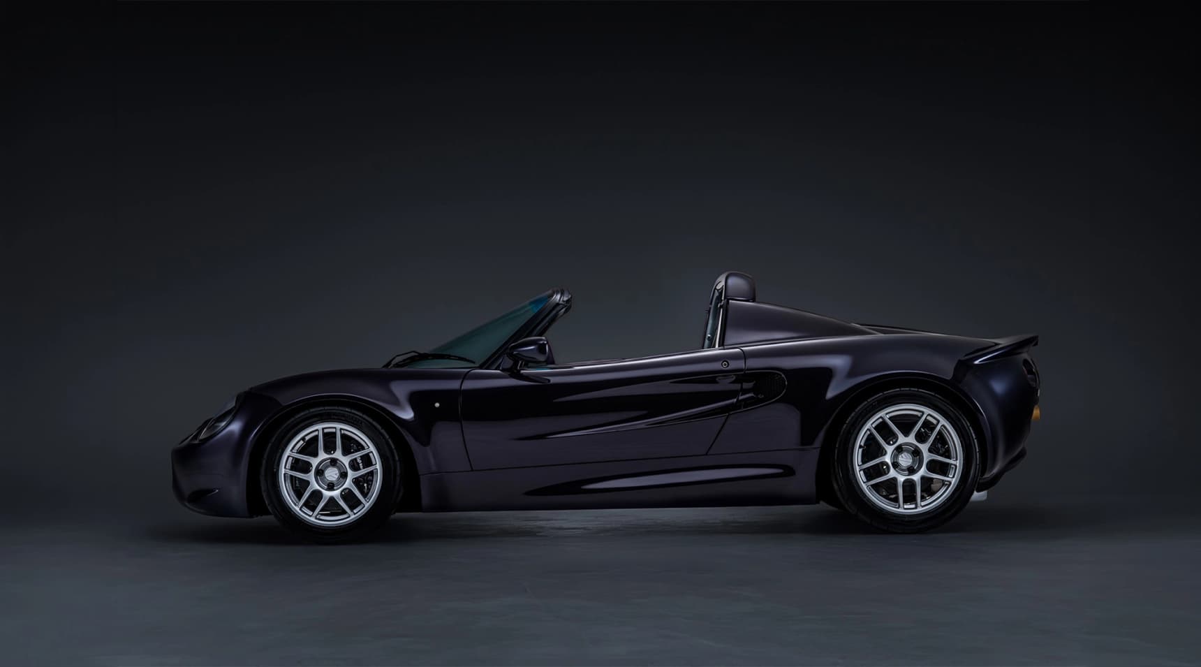 The Analogue Automotive VHPK is a 600 kg Lotus Elise with a central driving position