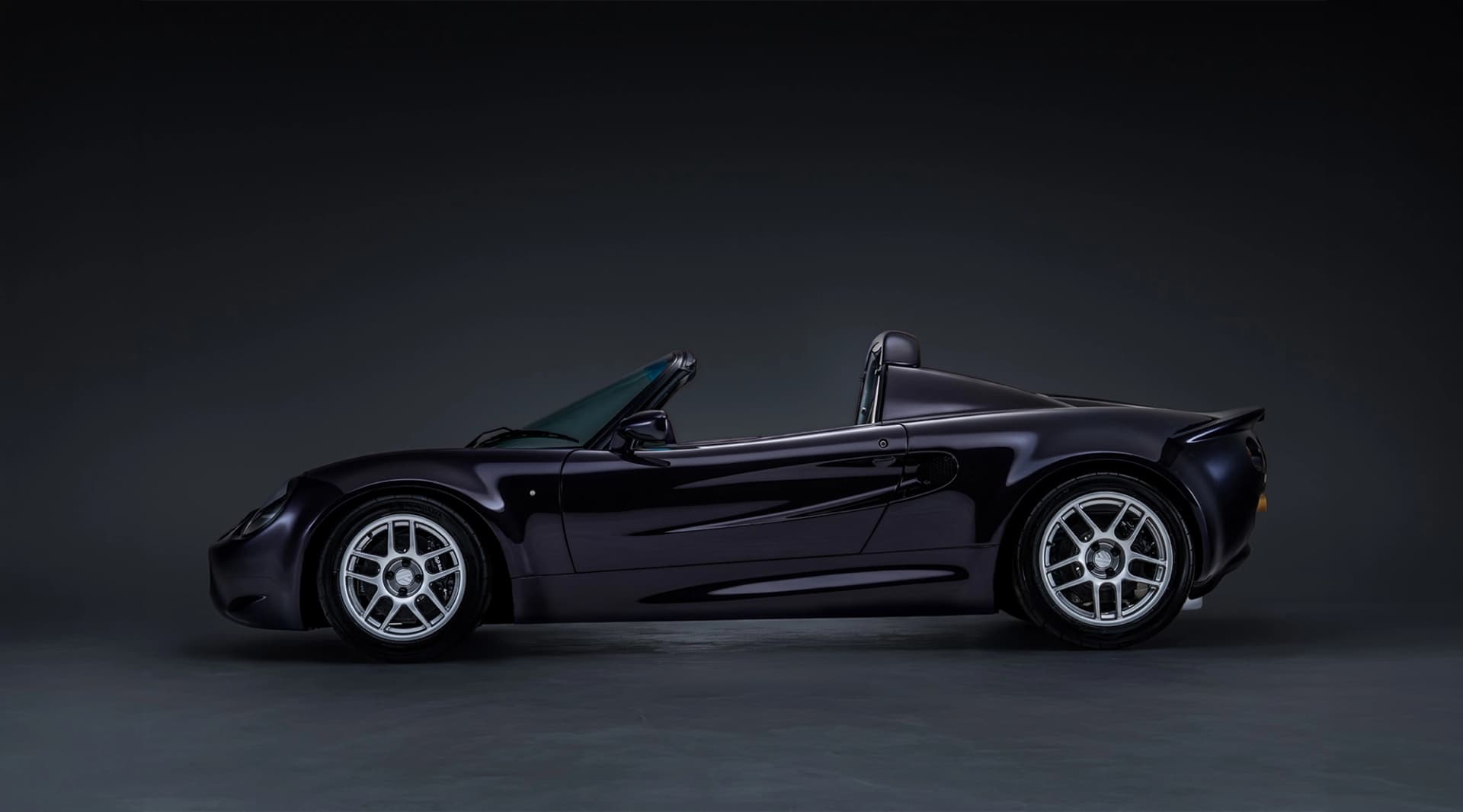 The Analogue Automotive VHPK is a 600 kg Lotus Elise with a central driving position