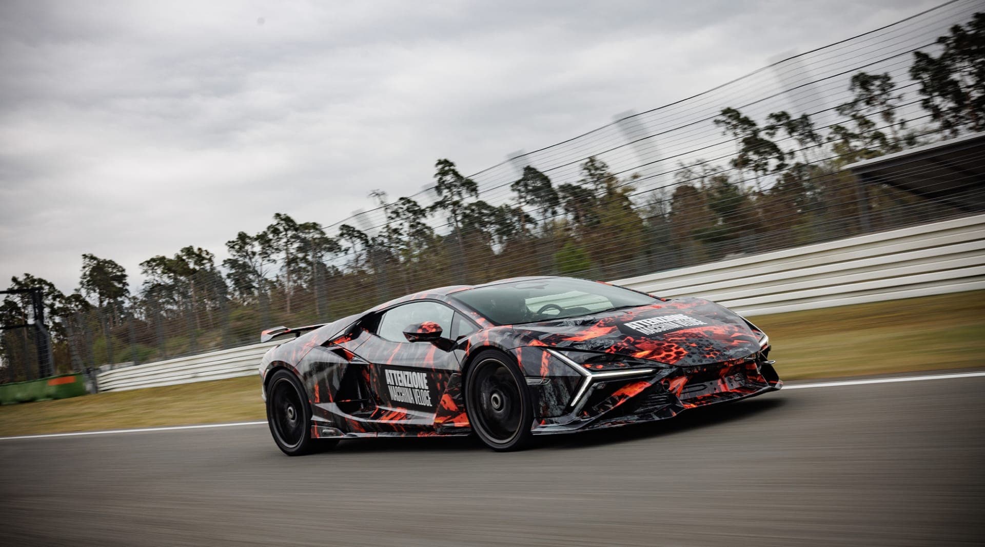 Lamborghini bevestigt nog steeds geen specificaties van de Revuelto SV, maar bewees net dat de wagen echt bestaat