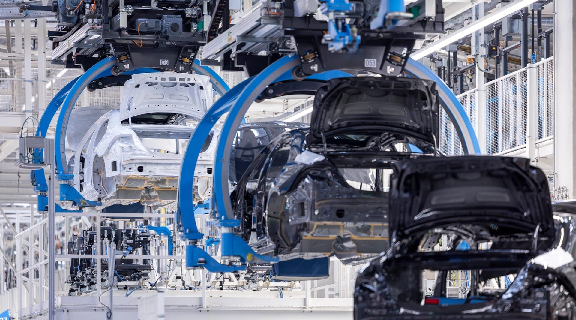 Mercedes will close two German plants if labour costs do not fall
